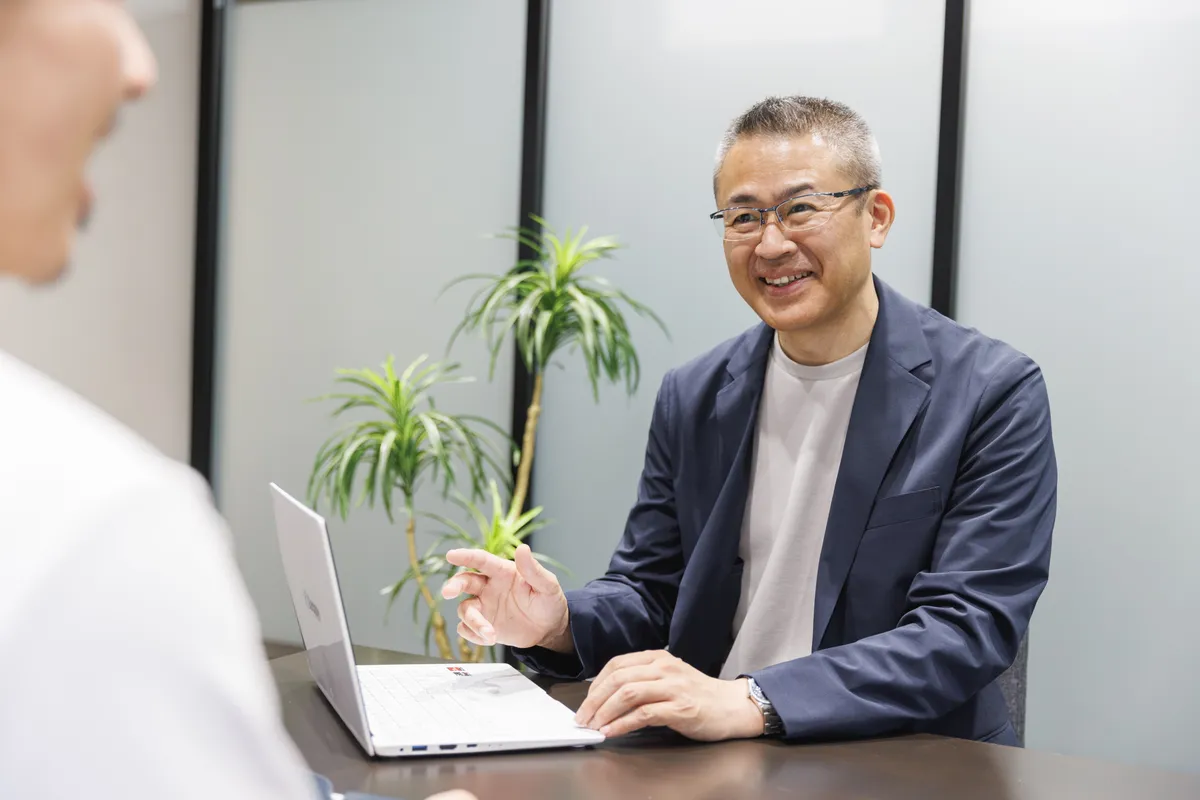 対話する事業責任者・コンサルタントの藤井 勲